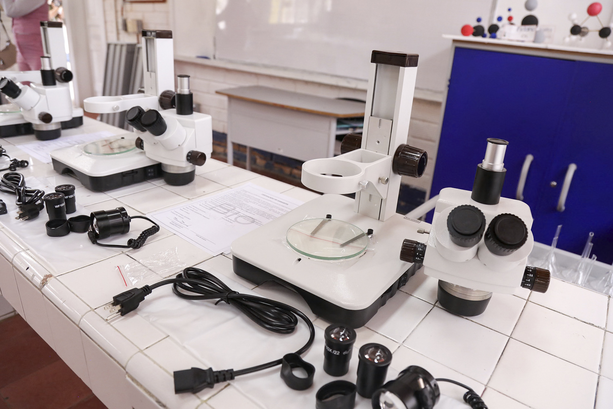 La dotación incluye 39.838 elementos de mobiliario, menaje, utensilios y equipo de cocina para restaurantes escolares; 272 elementos de mobiliario y 22 kits de insumos para laboratorios de física y química y 489 elementos de mobiliario para bibliotecas escolares.