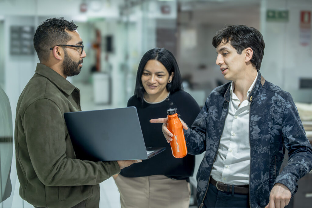 En Fiduprevisora trabajamos con el firme compromiso de ofrecer una atención eficiente, transparente y cercana a nuestros clientes, usuarios y ciudadanos en general. Para ello, hemos desarrollado un protocolo de atención y dispuesto diversos mecanismos que garantizan un acceso oportuno a la información y la resolución de solicitudes, quejas, reclamos y peticiones.